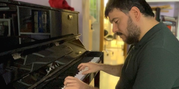 Nada es imposible para Miguel, un músico ciego que siente y ama la música